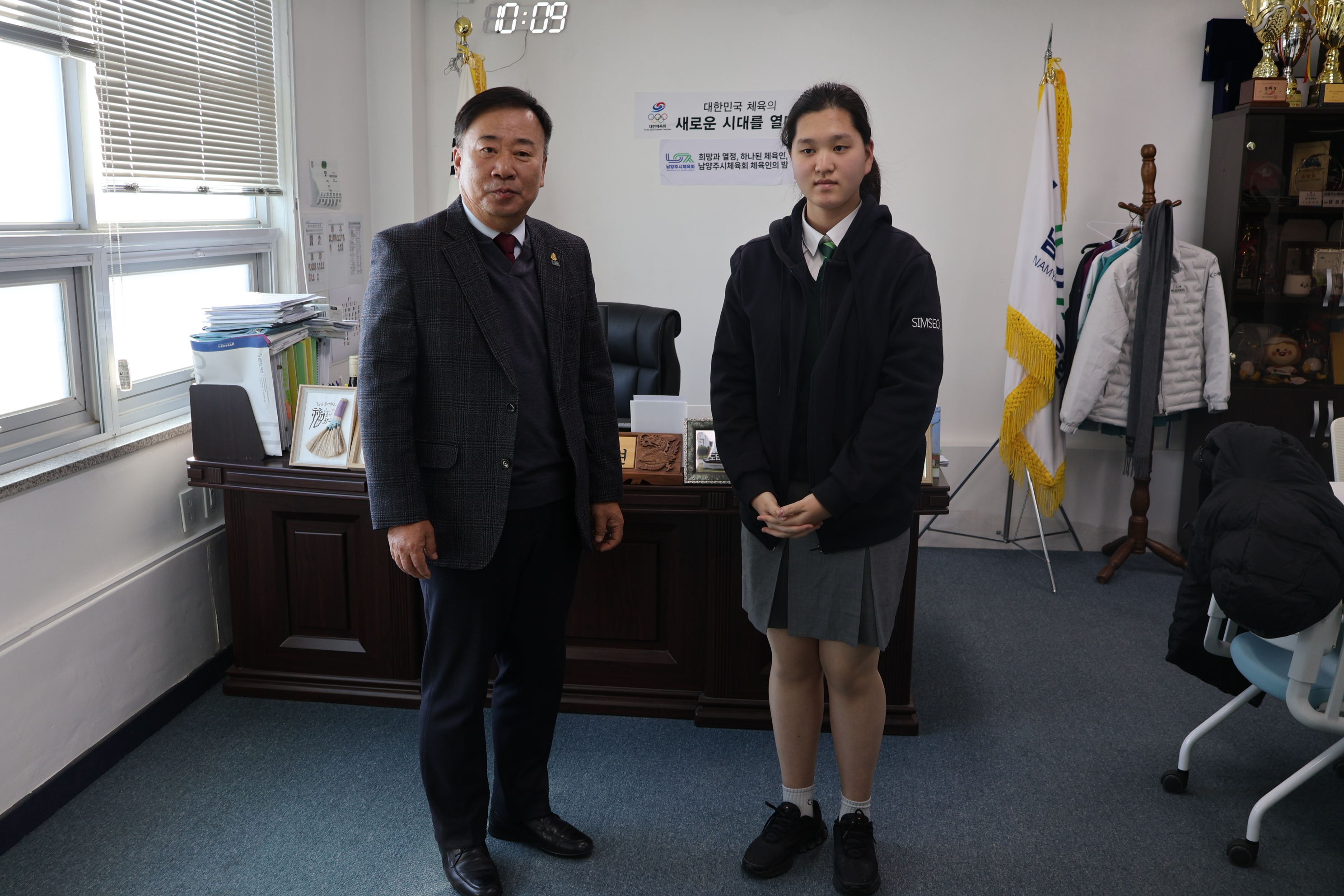 정아인선수 격려금 전달식 사진1.JPG